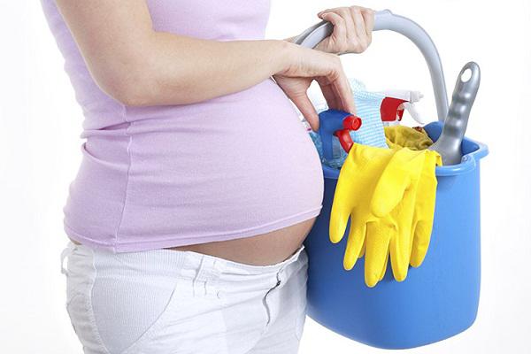 Khi mang thai phụ nữ nên nhờ chồng chia sẻ việc nhà