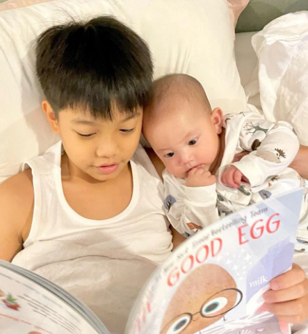 Hồ Ngọc Hà đã chia sẻ hình ảnh Subeo đang nằm trên giường đọc truyện cho em gái Lisa. Lisa thì dựa vào người anh, vừa lắng nghe vừa nhìn chăm chú vào hình ảnh trong cuốn sách. Hồ Ngọc Hà tiết lộ vì Leon đã đi ngủ trước nên chỉ có mình Lisa được nghe anh hai Subeo đọc truyện. Nếu như trước đây Kim Lý là người thường xuyên đọc truyện cho Lisa và Leon thì bây giờ Subeo đã có thể thay anh làm điều này.