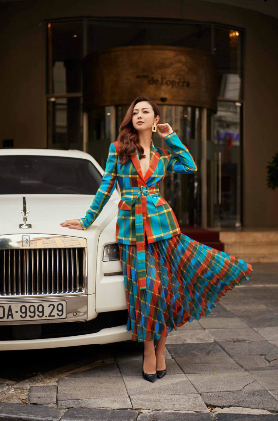 jennifer-pham-xung-xinh-vay-ao-kheo-ton-dang-den-tui-hermes-cung-lu-mo-truoc-doi-chan-ngoc-nga-120379670_10158438472835071_2489817022916026618_n-1617478791-318-width952height1440
