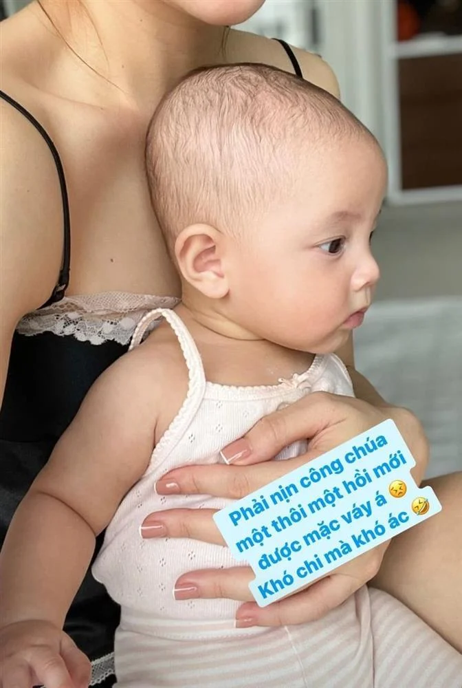 Hồ Ngọc Hà mới đây chia sẻ khoảnh khắc âu yếm con gái nhỏ. Lisa một lần nữa cho thấy ngoại hình vô cùng xinh xắn, đầy tố chất “mỹ nhân”, những đường nét trên gương mặt của Lisa dù còn nhỏ nhưng đã rất rõ ràng. Cô bé sở hữu đôi mắt 2 mí to tròn giống mẹ, sống mũi cao, khuôn miệng nhỏ nhắn, làn da trắng hồng. Lisa hiện giờ cũng đã cứng cáp, Hồ Ngọc Hà thỏa sức “làm điệu”. Với sự chăm chút của bà mẹ sành điệu, tiểu công chúa nhất định sẽ trở thành một fashionista nhí.