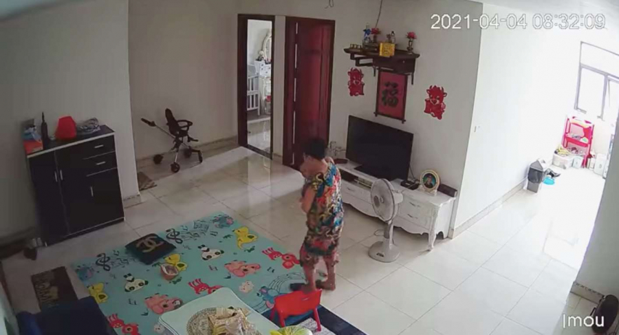 Hình ảnh cắt từ camera cho thấy bà P. đã bế cháu bé vào nhà vệ sinh (Ảnh: Báo Đất Việt)