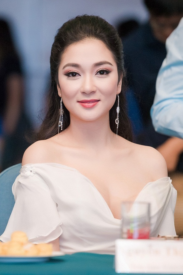 Hoa hậu Nguyễn Thị Huyền vẫn vô cùng xinh đẹp theo thời gian.