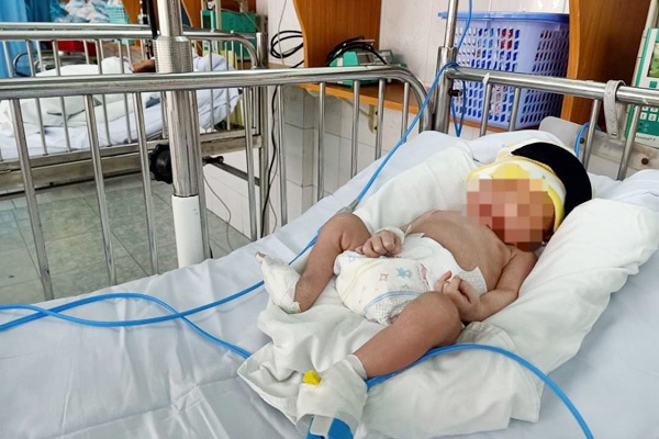 Hiện bé trai đang được chăm sóc tại Bệnh viện Vũng Tàu (Ảnh: Zing)