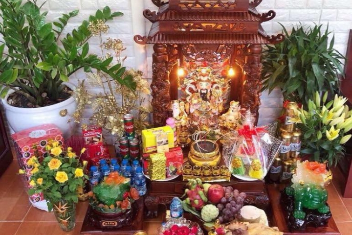 Đặt hoa hồng lên bàn thờ