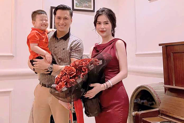 Việt Anh bên người vợ thứ hai và con trai.
