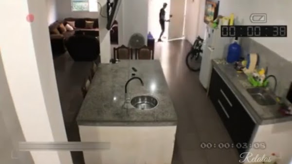 Cuối cùng gã nhân tình cũng bỏ trốn thành công.