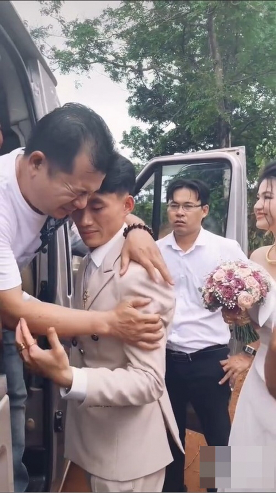 Cả hai bố con ôm nhau khóc nước mắt rưng rưng