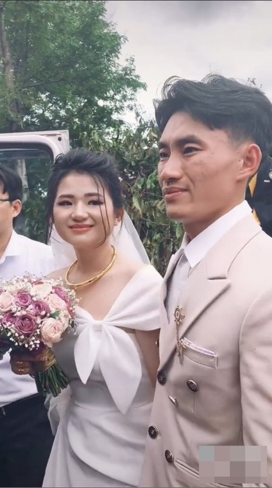 Cô dâu đỡ tủi thân khi chứng kiến cảnh tương mến thương này