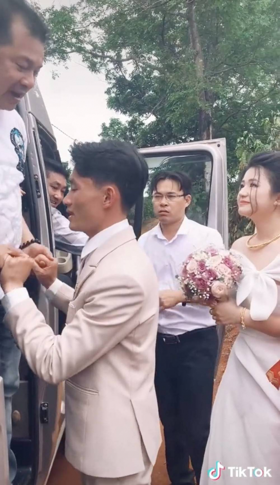 Giây phút ra về, chú rể nắm chặt lấy tay bố vợ bịn rịn