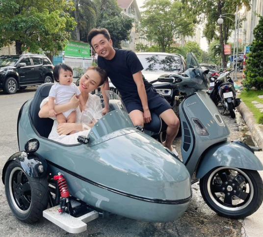 Đàm Thu Trang gây choáng khi khoe chiếc xe độc của gia đình mình. Đó chính là chiếc xe máy đã được