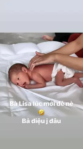 Khoảnh khắc Lisa mới chào đời.