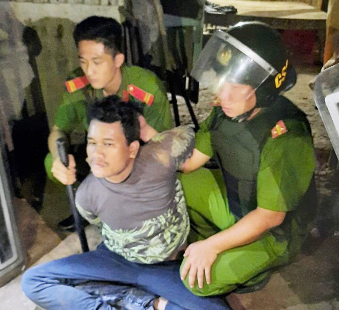 Thanh Tuấn bị lưc lượng chức năng khống chế, giải cứu thành công bé gái (Ảnh: Dân Việt)