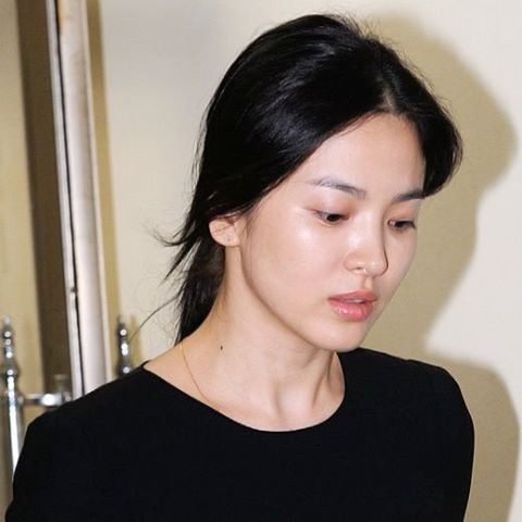 1 câu đố tương đối khó cho bạn chính là hãy tìm ra khuyết điểm trên gương mặt và làn da của Song Hye Kyo trong bức ảnh này