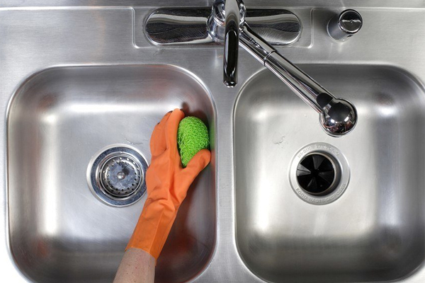 Bia giúp làm sáng bồn rửa bát