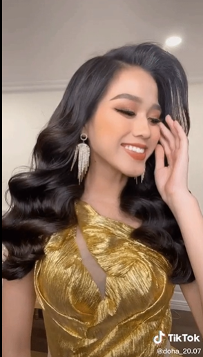 Mới đây, Hoa hậu Đỗ Thị Hà đã đăng một đoạn clip diện váy dạ hội vàng ôm sát phô đường cong nuột nà và vòng 1 lấp ló. Cô nàng hỏi thăm luôn ý kiến khán giả: 