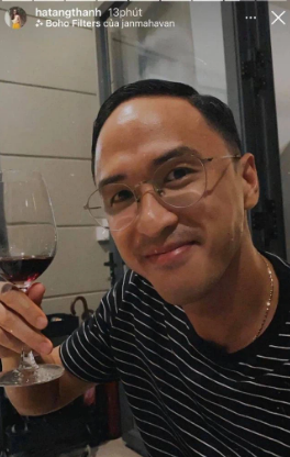 Vốn là cặp vợ chồng đình đám trong Vbiz nhưng không mấy khi Hà Tăng và Louis Nguyễn khoe ảnh bên nhau lên MXH. Cho đến 11/4, Hà Tăng đã khiến netizen rần rần khi công khai ảnh trốn con hẹn hò bên ông xã đại gia. Dễ dàng nhận ra từ ngày kết hôn, không chỉ Hà Tăng mà Louis Nguyễn cũng vẫn luôn giữ được phong độ bảnh bao. Dù bận anh vẫn dành thời gian để bên cạnh gia đình, vợ con.