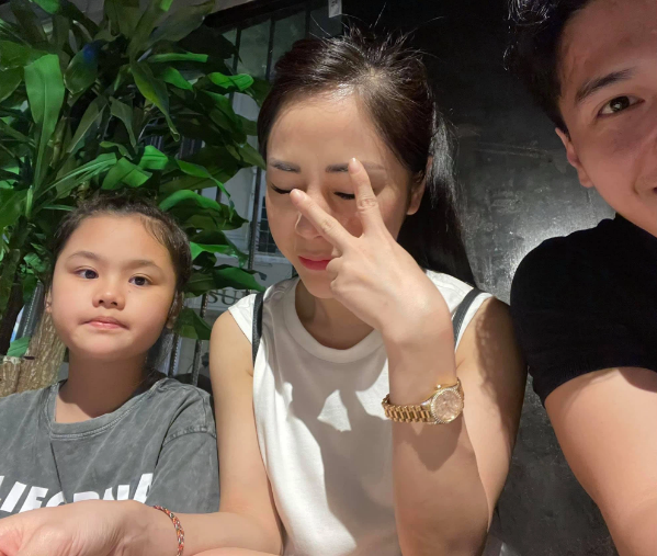 Cuối tuần vừa qua, Huỳnh Anh tranh thủ đưa vợ sắp cưới ra ngoài ăn uống và khéo chứng minh mối quan hệ với con gái riêng của MC Bạch Lan Phương. Cả ba giống như gia đình nhỏ viên mãn. Cô con gái của Bạch Lan phương còn tỏ ra khá thoải mái khi chụp ảnh tương tác cùng