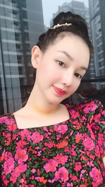 Thông tin MC Quỳnh Chi phát hiện ung thư tuyến giáp phải làm phẫu thuật đã gây xôn xao dư luận. Mới đây cô đã có những chia sẻ đầu tiên về việc này. Cô tiết lộ đã bắt đầu làm việc ngay sau hai tiếng phẫu thuật cắt bỏ khối u. Cô tâm sự: