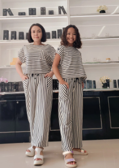 Việt Hương đăng tải hình chụp chung của hai mẹ con: “Hai chị em chúc cả nhà ngủ ngon ạ, mà em là vai em nha