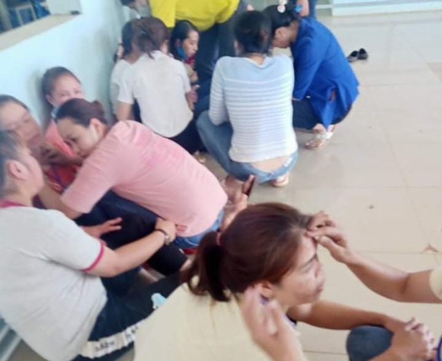 Sau ăn trưa nhiều công nhân nhập viện, có biểu hiện nghi ngộ độc (Ảnh: Dân trí)
