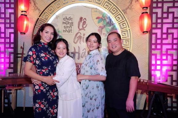 Gia đình hạnh phúc của cựu siêu mẫu Thúy Hạnh.