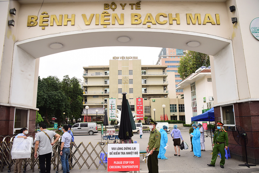 Hơn 200 cán bộ, bác sĩ của Bệnh viện Bạch Mai xin nghỉ việc (Ảnh: Vnexpress)