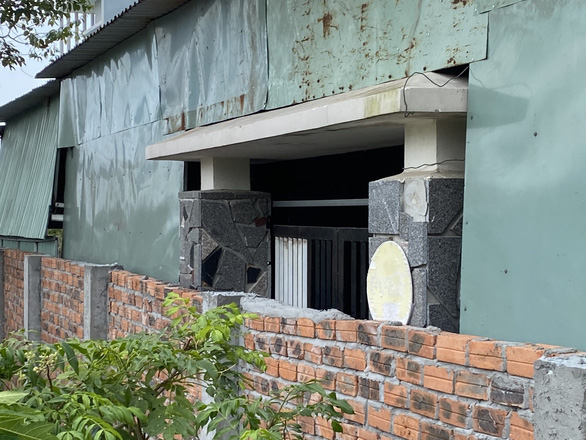 Bức tường chắn ngang lối đi nhà bà Kiều (Ảnh: Tuổi trẻ)