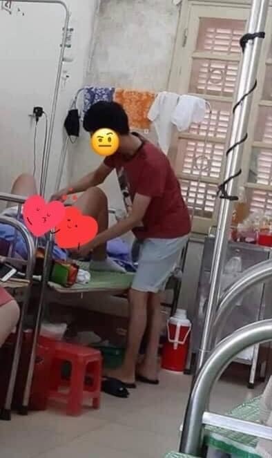 Hình ảnh người vợ chăm vợ trong bệnh viện khiến ai cũng tấm tắc khen ngợi