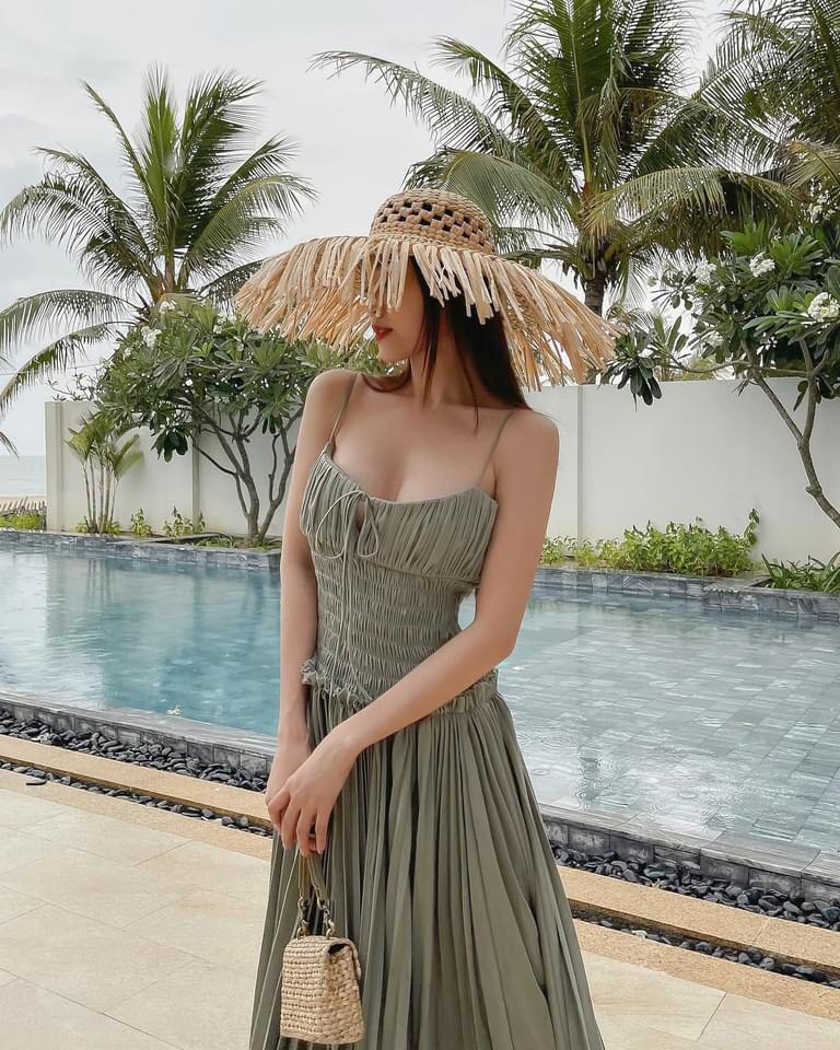 Ninh Dương Lan Ngọc bắt trend tông màu xanh lá khoe ngực căng đầy, eo thon dáng chuẩn
