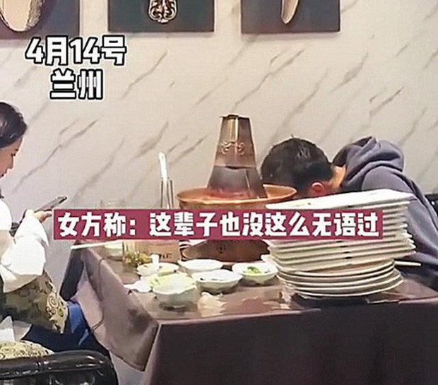 Cả hai không biết nói gì, mỗi người mỗi việc