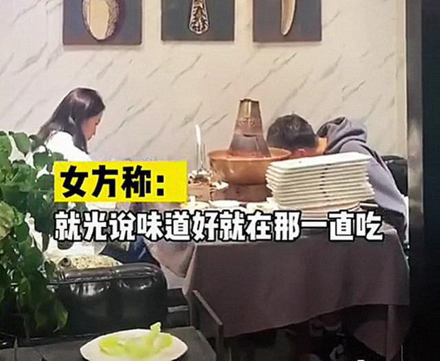 Ăn xong, chàng trai còn để cho cô gái trả tiền