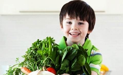 Cha mẹ nên bổ sung thêm rau xanh trong bữa ăn của bé