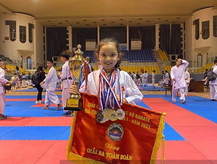 Trong thời gian trị bệnh, cô bé mạnh mẽ vẫn tham gia các cuộc thi và giành được 3 huy chương đồng (Ảnh: Thiếu niên Tiền Phong Nhi đồng)
