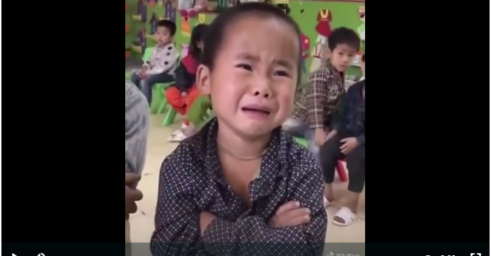 Áp lực quá, cậu bé bật khóc nức nở  (Ảnh chụp từ clip)