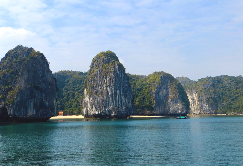 Vịnh Lan Hạ mang vẻ đẹp hoang sơ hùng vĩ
