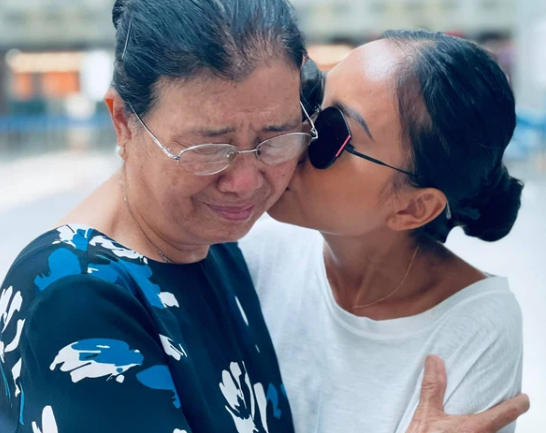 Tối ngày 21/4, Đoan Trang đã viết tâm thư thông báo cô chính thức tạm rời showbiz Việt để sang Singapore sinh sống cùng chồng và con gái. Cô tiết lộ lý do vì công việc của chồng ngoại quốc và muốn tạo điều kiện học tập tốt hơn cho con gái. Cô đăng ảnh được cả gia đình đưa ra sân bay. Chồng cô chia sẻ: 