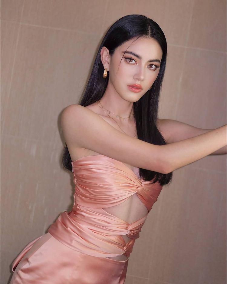 "Ma nữ xinh đẹp nhất Thái Lan" mách bạn cách mặc váy lụa không lộ thân hình cò hương