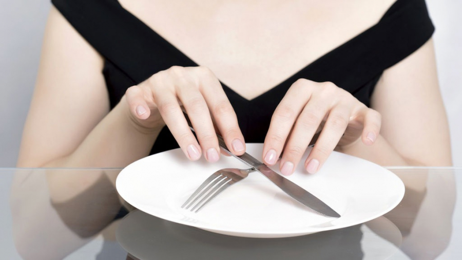 Nhịn ăn tối để giảm cân có thể mang lại nhiều hậu quả nghiêm trọng đối với sức khỏe. (Ảnh minh họa)