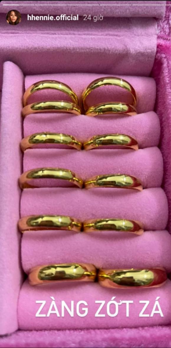 12 chiếc nhẫn vàng xếp ngay ngắn khiến ai nấy thèm thuồng của H'Hen Niê.