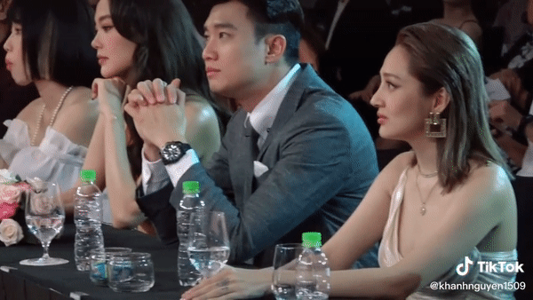 Dân tình đang xôn xao khi một đoạn clip bắt trọn khoảnh khắc Quốc Trường ngồi cạnh Minh Hằng nhưng lén nhìn Bảo Anh. Chỉ đáng tiếc, trong đôi phút chưa để ý nên Bảo Anh không nhìn thấy được ánh mắt đầy tình tứ của Quốc Trường dành cho mình. Dù sao Bảo Anh cũng chính là