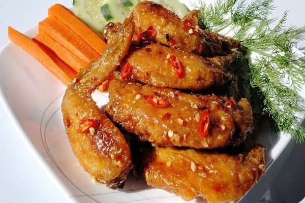 Mẹ đảm làm cánh gà chiên mắm tỏi thơm ngon