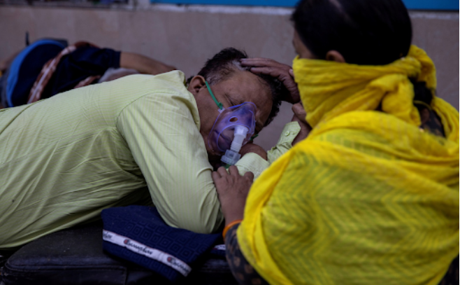 Oxy giờ đây là thứ quý giá tại Ấn Độ. (Ảnh: AFP)