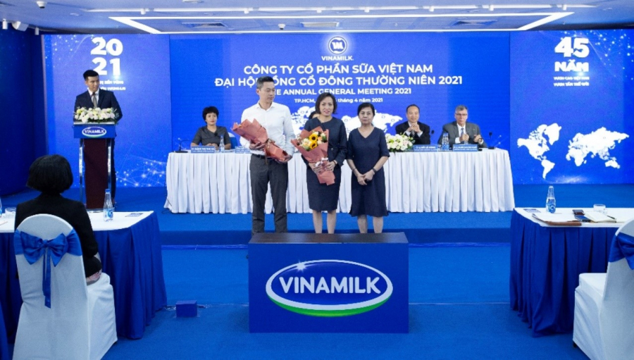 Bà Lê Thị Băng Tâm, Chủ tịch Hội đồng quản trị Vinamilk chúc mừng 2 thành viên mới tham gia Hội đồng quản trị