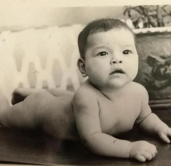 Mới đây, Hà Hồ đã đăng ảnh chứng minh cặp song sinh là bản sao của mình: “Theo mọi người ai giống mẹ Hà ạ?”. Quả thực, bé Leon có nhiều nét giống Hà Hồ, nhất là điệu cười và ánh mắt nhưng một số khác lại cho rằng, mỗi một bức hình Hà Hồ đều cho thấy nét của cả hai con giống cô. Hiện những hình ảnh này đang được dân mạng nhiệt tình truyền tay nhau và không ngừng thích thú.