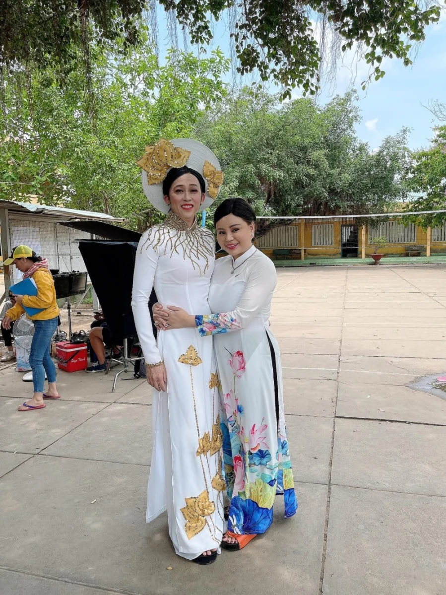Nghệ sĩ Lê Giang đã khoe khung ảnh gặp gỡ nghệ sĩ Hoài Linh, điều đặc biệt là lần này anh diện bộ áo dài trắng, đội mấn vô cùng xinh đẹp. Cô kể: