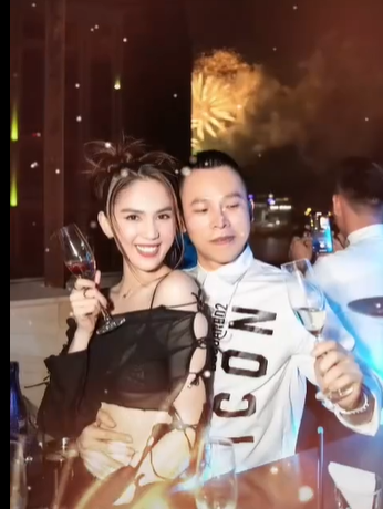 Mới đây, Vũ Khắc Tiệp đăng clip ghi lại những hình ảnh bên Ngọc Trinh trong suốt hơn 17 năm và nhắn nhủ: