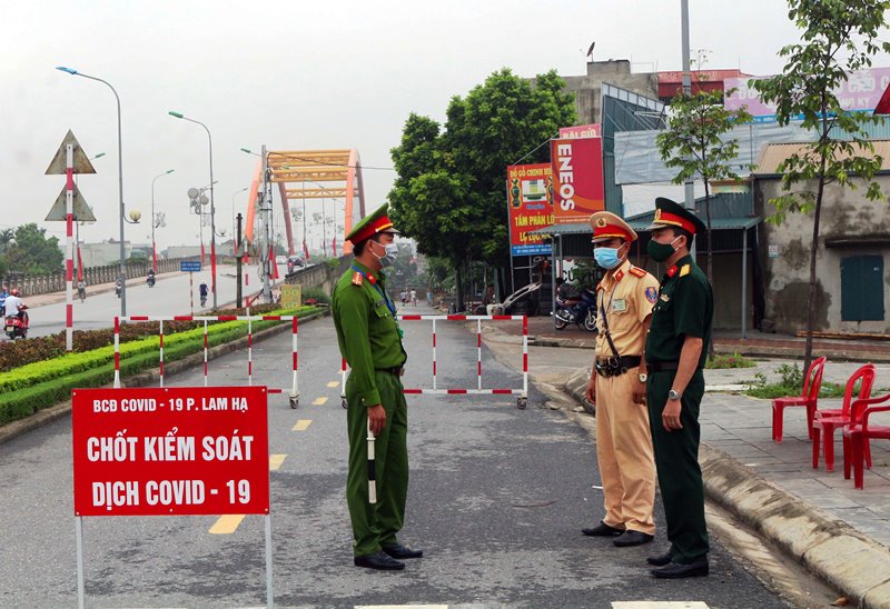 Cơ quan chức năng kết hợp cùng lãnh đạo tỉnh Hà Nam đã khẩn trương khoanh vùng 20 hộ dân xung quanh nhà ca nghi nhiễm này và đồng thời tiến hành lập 3 chốt kiểm dịch (ảnh: Nhân dân)