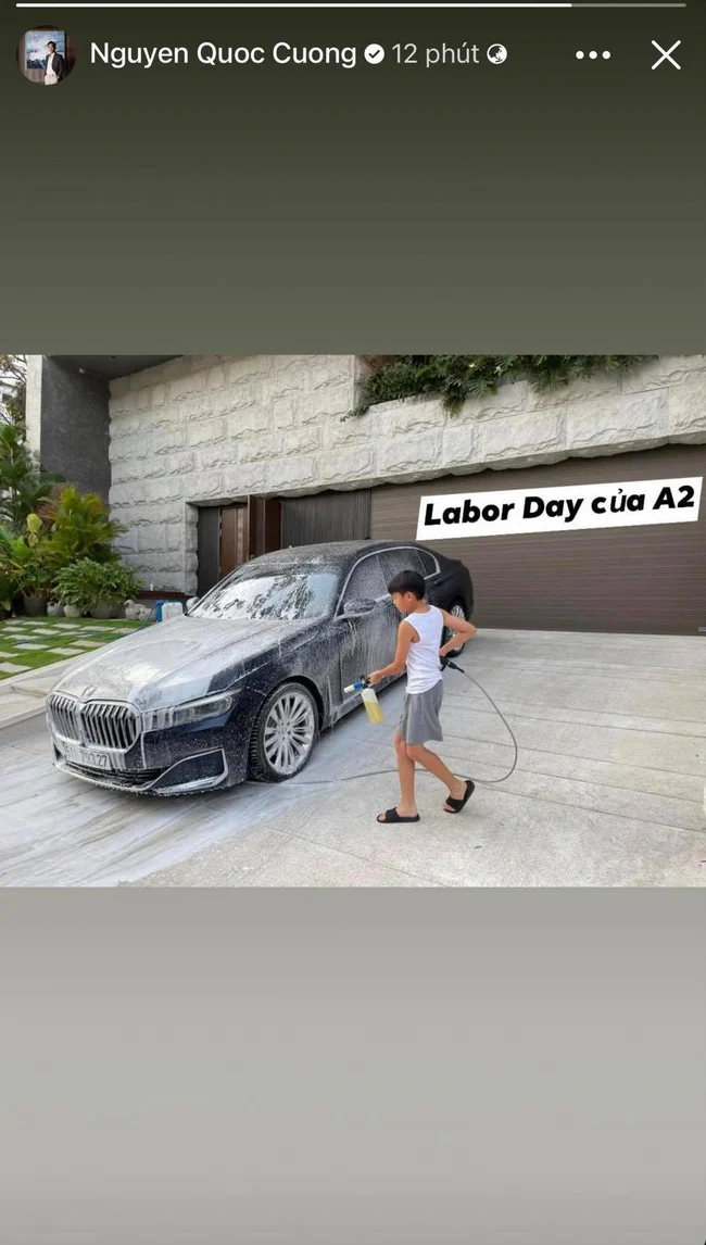 Cường Đô La đã chia sẻ khoảnh khắc đặc biệt của anh cùng con trai Subeo trong dịp nghỉ lễ lần này đó là rửa xe: