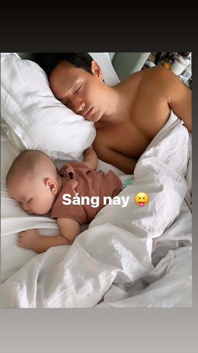Hồ Ngọc Hà chia sẻ hình ảnh hai cha con Kim Lý và Leon đang nằm ngủ say sưa. Cảnh tượng này khiến cô cảm thấy hạnh phúc và ngọt ngào nên cô đã phải chia sẻ ngay để mọi người cùng xem.