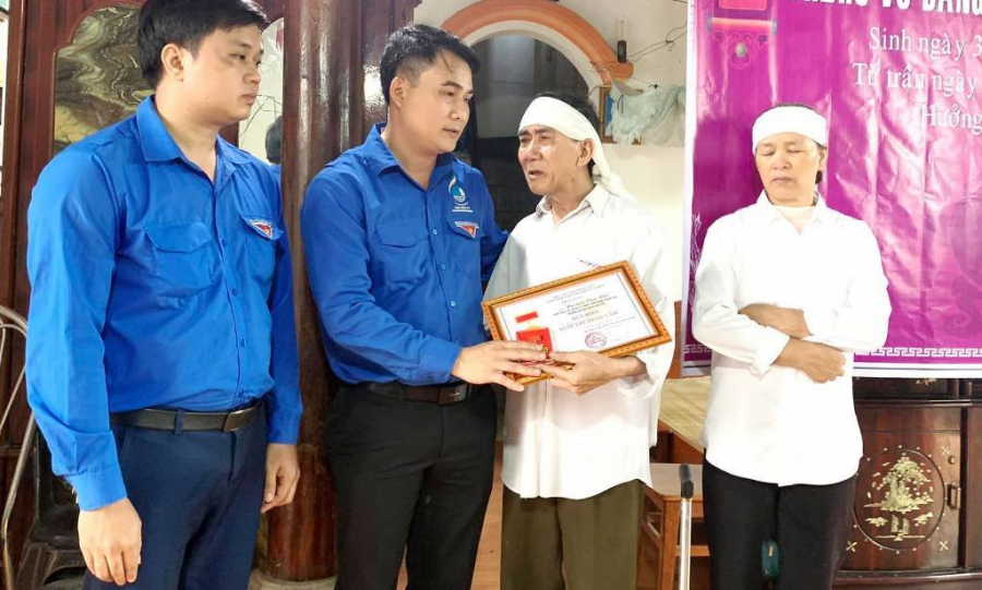 Người thân em Nguyễn Văn Nhã nhận huy hiệu